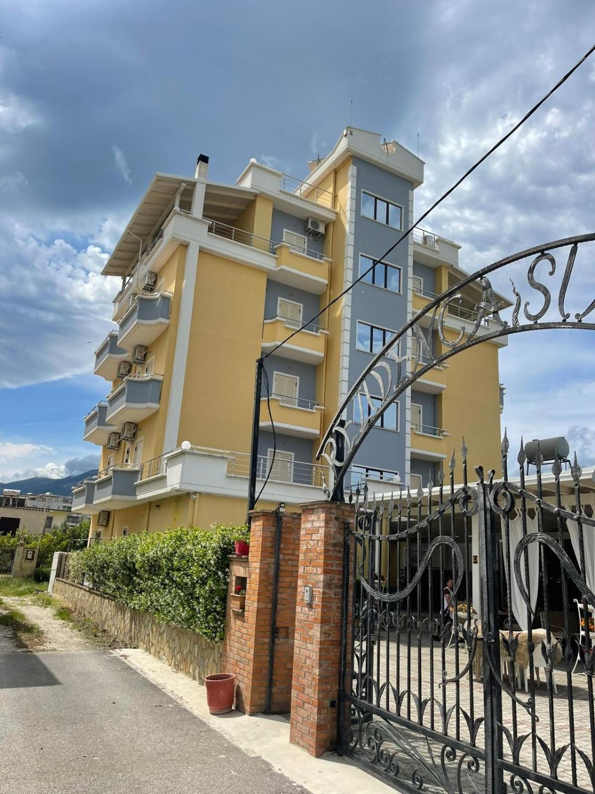 Apartments Rezidenca Sinani Orikum Buitenkant foto